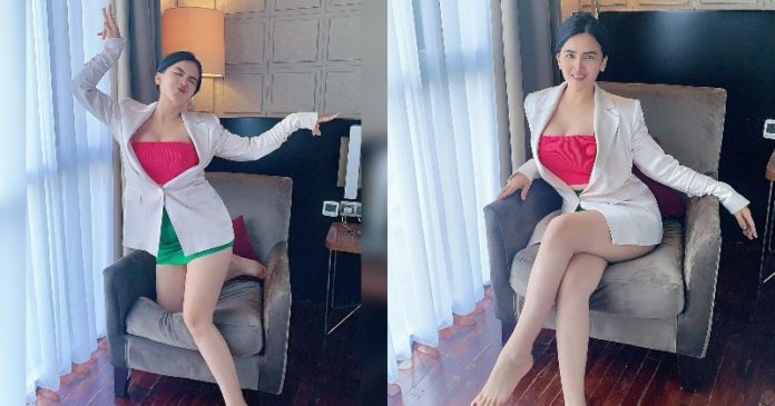 Diana Dee Tampil Seksi Pakai Rok Mini, Netizen: Gaada Lawan
